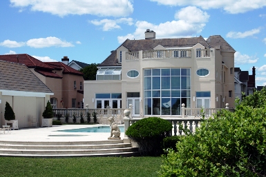 Featured is an example of luxury real estate taken by US photographer Piotr Bizior (Bizior Photography, www.bizior.com).